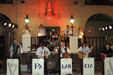 La Orquesta Palancía actua en las fiestas del Ángel de Teruel